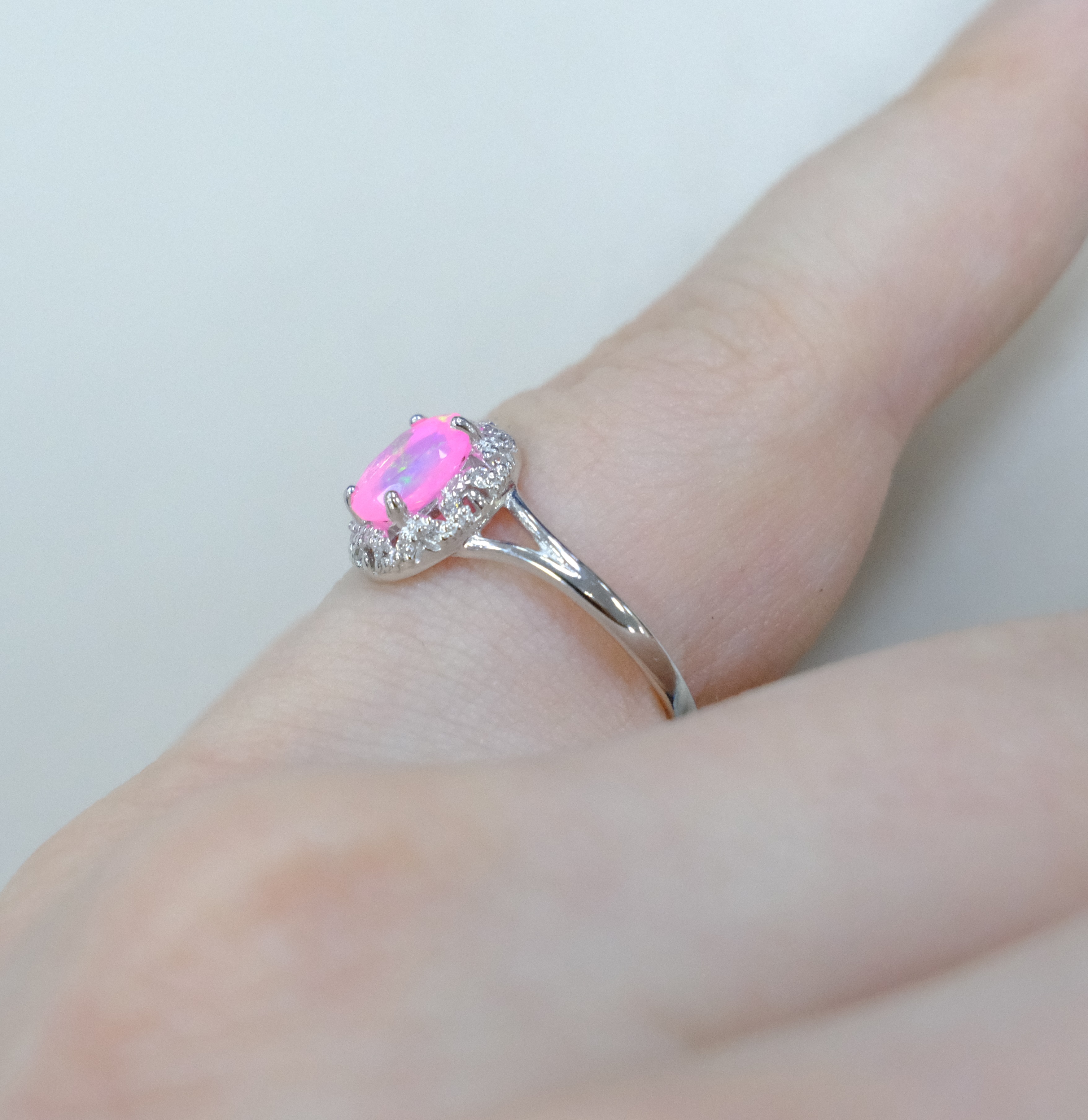Серебряное кольцо с розовым опалом